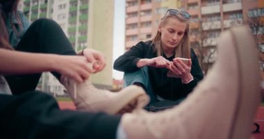 Konuşan ve müzik dinleyen kadınların portresi. Hip hop kızları konuşur ve eğlenirler.