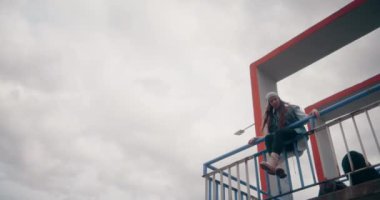 Melankoli Kadın Açık Hava Portresi, Üzgün ve Dalgın Kadın. Yansıtıcı Düşünce Konsepti.