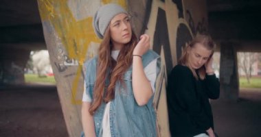 Konuşan ve müzik dinleyen kadınların portresi. Hip hop kızları konuşur ve eğlenirler.
