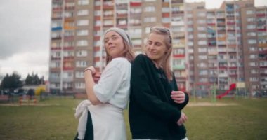 Konuşan ve müzik dinleyen kadınların portresi. Hip hop kızları konuşur ve eğlenirler.