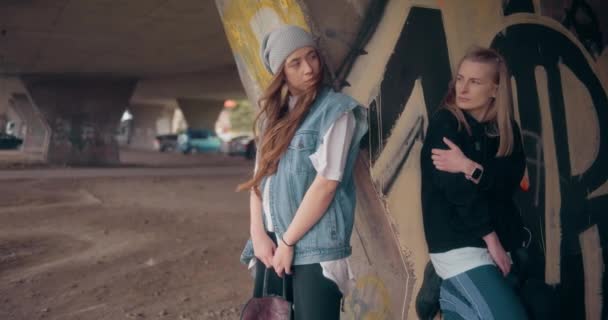 Női Portré Beszélő Hallgató Zenére Hip Hop Lányok Beszélgetnek Élvezik — Stock videók