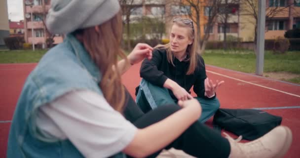 Konuşan Müzik Dinleyen Kadınların Portresi Hip Hop Kızları Konuşur Eğlenirler — Stok video