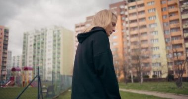 Konuşan ve müzik dinleyen kadınların portresi. Hip hop kızları konuşur ve eğlenirler.