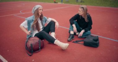 Konuşan ve müzik dinleyen kadınların portresi. Hip hop kızları konuşur ve eğlenirler.