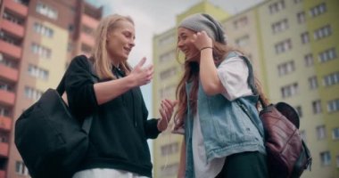 Konuşan ve müzik dinleyen kadınların portresi. Hip hop kızları konuşur ve eğlenirler.
