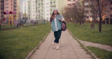 Konuşan ve müzik dinleyen kadınların portresi. Hip hop kızları konuşur ve eğlenirler.