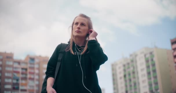 Portret Van Vrouwen Die Praten Naar Muziek Luisteren Meisjes Van — Stockvideo