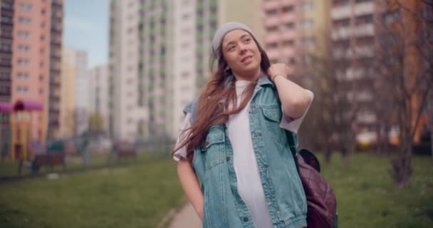 Retrato Mujeres Hablando Escuchando Música Chicas Hip Hop Hablan Divierten — Vídeo de stock