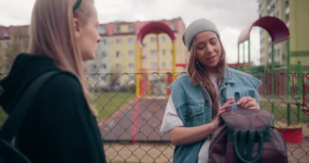 Porträtt Kvinnor Prata Och Istening Till Musik Flickor Hip Hop — Stockvideo