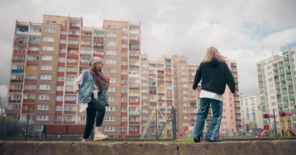 Konuşan Müzik Dinleyen Kadınların Portresi Hip Hop Kızları Konuşur Eğlenirler — Stok video