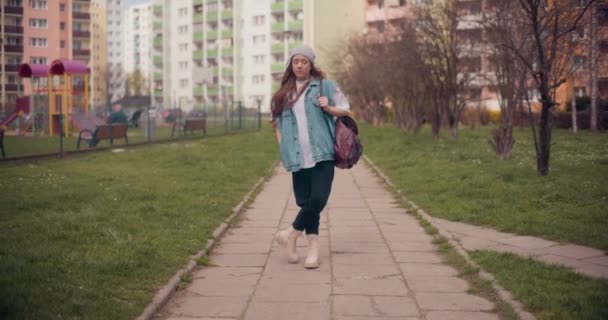 Portret Van Vrouwen Die Praten Naar Muziek Luisteren Meisjes Van — Stockvideo