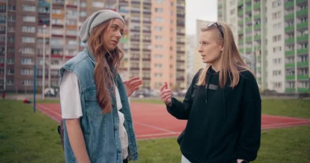 Porträt Von Frauen Die Miteinander Reden Und Sich Zur Musik — Stockvideo