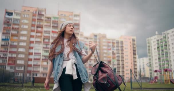 Açık Havada Düşünceli Kadın Üzgün Portresi — Stok video