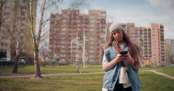 Portrét Ženy Pomocí Smartphone Prohlížení Sociálních Médií Texty Venku — Stock video