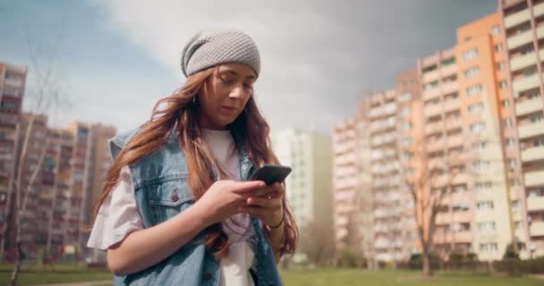 Πορτρέτο Της Γυναίκας Χρησιμοποιώντας Smartphone Browsing Social Media Κειμένου Εξωτερικούς — Αρχείο Βίντεο
