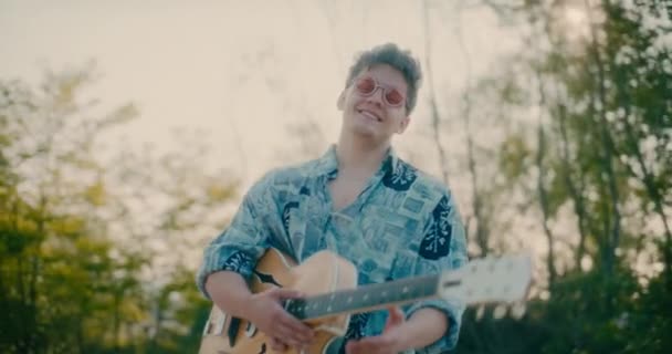 Portrait Hippie Inspirational Modern Musician Guitarist Sunny Day — Stock Video