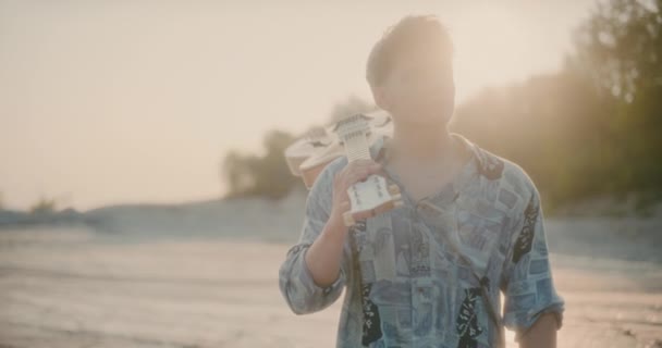 喜鹊启发性现代音乐家吉他手在艳阳天的画像 — 图库视频影像
