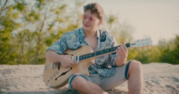 Porträtt Hippie Inspirerande Modern Musiker Gitarrist Solig Dag — Stockvideo