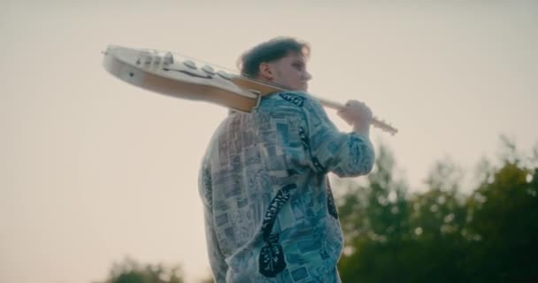 Portræt Hippie Inspirerende Moderne Musiker Guitarist Solrig Dag – Stock-video
