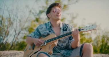 Hippie Guitarist 'in Gitar Çalıp İlham Arayan Portresi. Bağımsız Müzisyen Portresi.