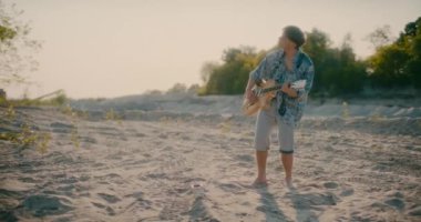 Hippie Guitarist 'in Gitar Çalıp İlham Arayan Portresi. Bağımsız Müzisyen Portresi.