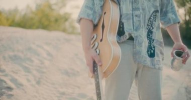 Hippie Guitarist 'in Gitar Çalıp İlham Arayan Portresi. Bağımsız Müzisyen Portresi.