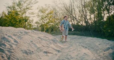 Hippie Guitarist 'in Gitar Çalıp İlham Arayan Portresi. Bağımsız Müzisyen Portresi.