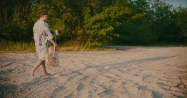 Hippie Guitarist 'in Gitar Çalıp İlham Arayan Portresi. Bağımsız Müzisyen Portresi.