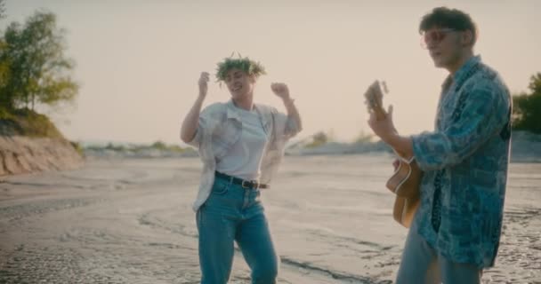 Hombre Mujer Jugando Aire Libre Sonriendo Amigos Bailando Riendo — Vídeo de stock