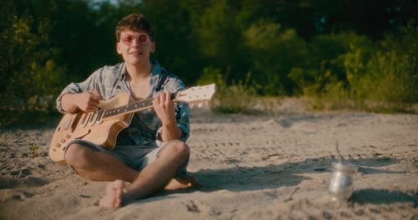 Porträt Eines Hippie Gitarristen Der Auf Der Suche Nach Inspiration — Stockvideo