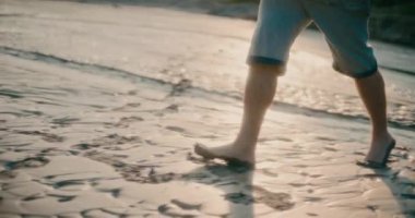 Yalnızlık kavramı. Kuru Nehirde Yürüyen Adam Çıplak Ayaklı Kuru Toprak.