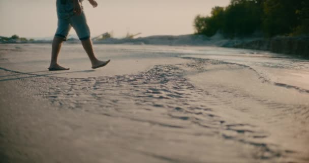 Concepto Soledad Hombre Caminando Sobre Río Seco Tierra Seca Descalzo — Vídeo de stock