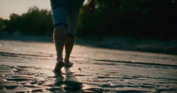 Понятие Одиночества Человек Ходит Босиком Сухой Реке — стоковое видео
