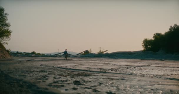 Conceito Solidão Homem Caminhando Rio Seco Terra Seca Descalço — Vídeo de Stock