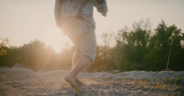 Porträtt Människan Vid Stranden Ensamhet Begreppet Frihet Och Melankoli — Stockvideo