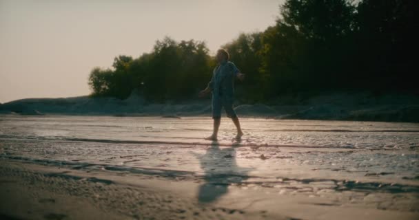Konzept Der Einsamkeit Mann Läuft Barfuß Auf Trockenem Fluss Trockene — Stockvideo