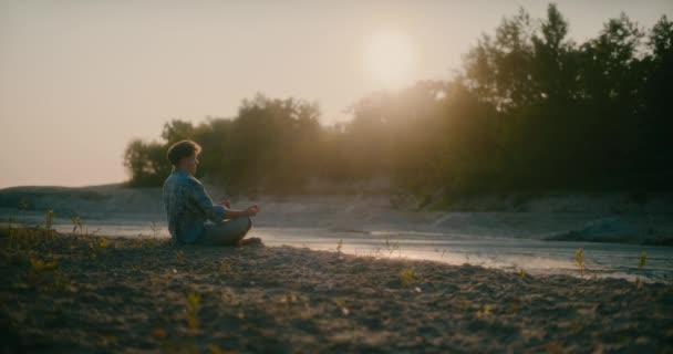 Portret Mężczyzny Plaży Pojęcie Samotności Wolność Melancholia — Wideo stockowe