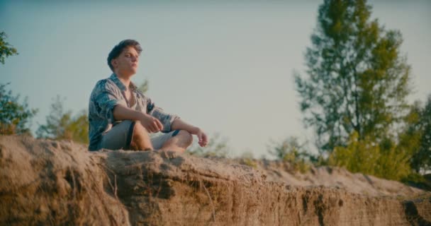 男の肖像 ビーチ ロンリーコンセプト自由と憂鬱 — ストック動画