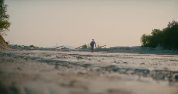 Yalnızlık Kavramı Kuru Nehirde Yürüyen Adam Çıplak Ayaklı Kuru Toprak — Stok video
