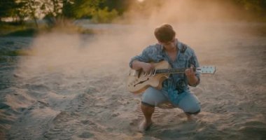 Yazın alacakaranlıkta gitar çalan mutlu adam, uyum kavramı ve tasasız ilham..