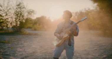 Yazın alacakaranlıkta gitar çalan mutlu adam, uyum kavramı ve tasasız ilham..