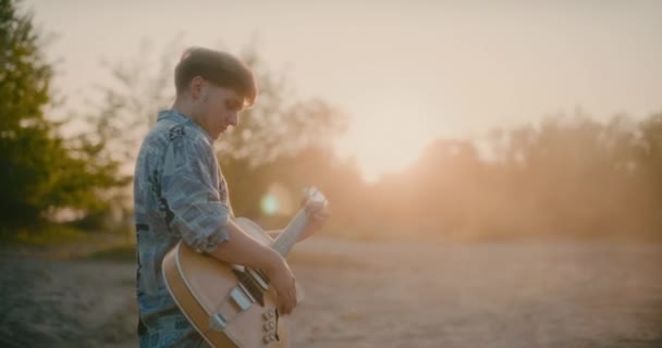 Homem Feliz Positivo Tocando Guitarra Entardecer Verão Conceito Harmonia Inspirador — Vídeo de Stock