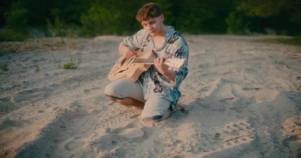 Θετική Happy Man Παίζοντας Κιθάρα Στο Dusk Καλοκαίρι Έννοια Της — Αρχείο Βίντεο