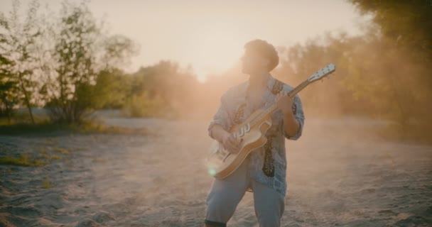 正のハッピーマン夏の夕暮れでギターを演奏 調和とケアの概念 Inspiring — ストック動画