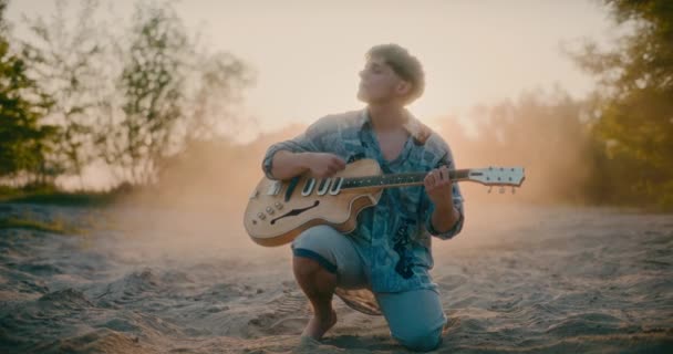 Positiv Beglückender Mann Der Der Sommerdämmerung Gitarre Spielt Konzept Der — Stockvideo