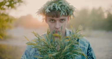 Hippi Adam 'ın Portresi Kameraya Poz Veriyor Hareketli Eller ve Ruhani Dans Yapıyor