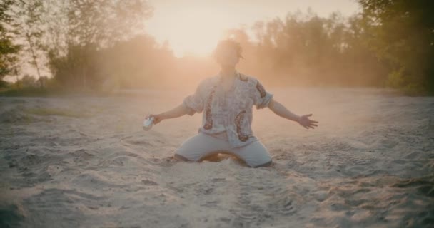 Портрет Хиппи Человека Позирующего Камеру Двигающего Руками Исполняющего Духовный Танец — стоковое видео