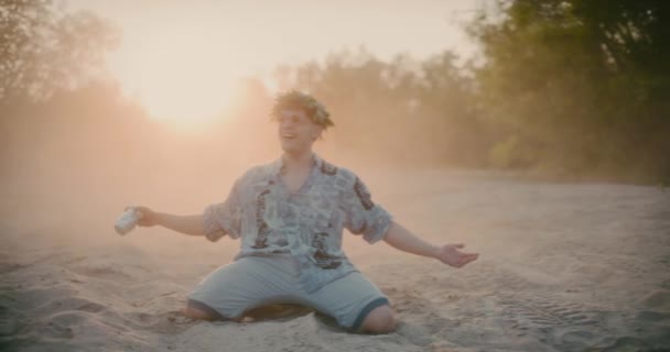 Retrato Hippie Man Posando Câmera Movendo Mãos Fazendo Dança Espiritual — Vídeo de Stock