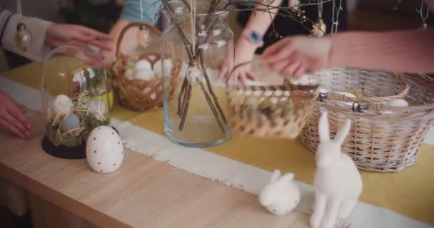 Сестри Прикрашають Стіл Великодніх Свят Великодні Яйця Великодні Прикраси — стокове відео