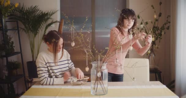 Sisters Dekorasi Meja Untuk Liburan Paskah Telur Paskah Dan Dekorasi — Stok Video